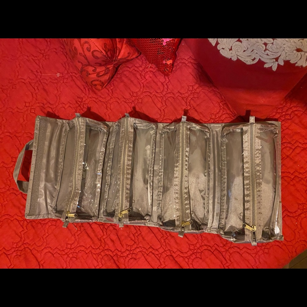 NEW JOY MANGO JM NEW YORK BETTER BEAUTY TOILETRY COSMETIC CASE TRAVEL BAG BLACK.